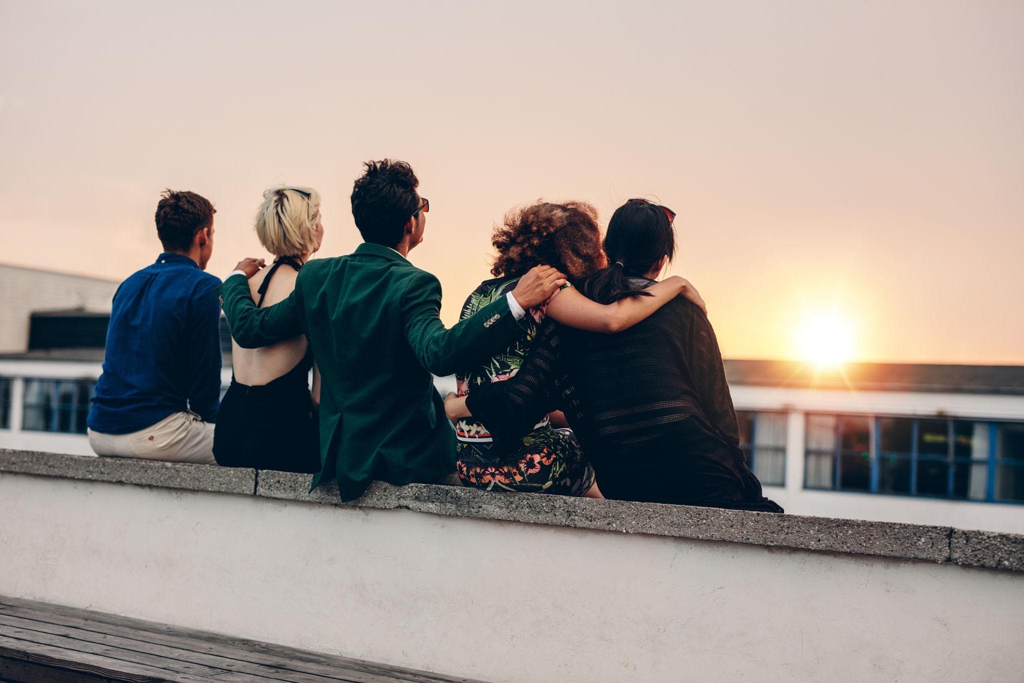 Des personnes réunies dans un moment de convivialité